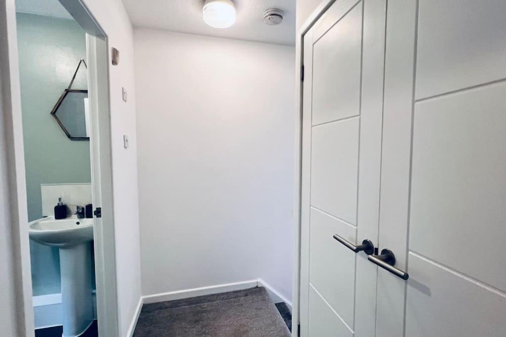 Urban Bliss Stylish Townhouse With Free Parking For A Convenient City Stay Λίβερπουλ Εξωτερικό φωτογραφία