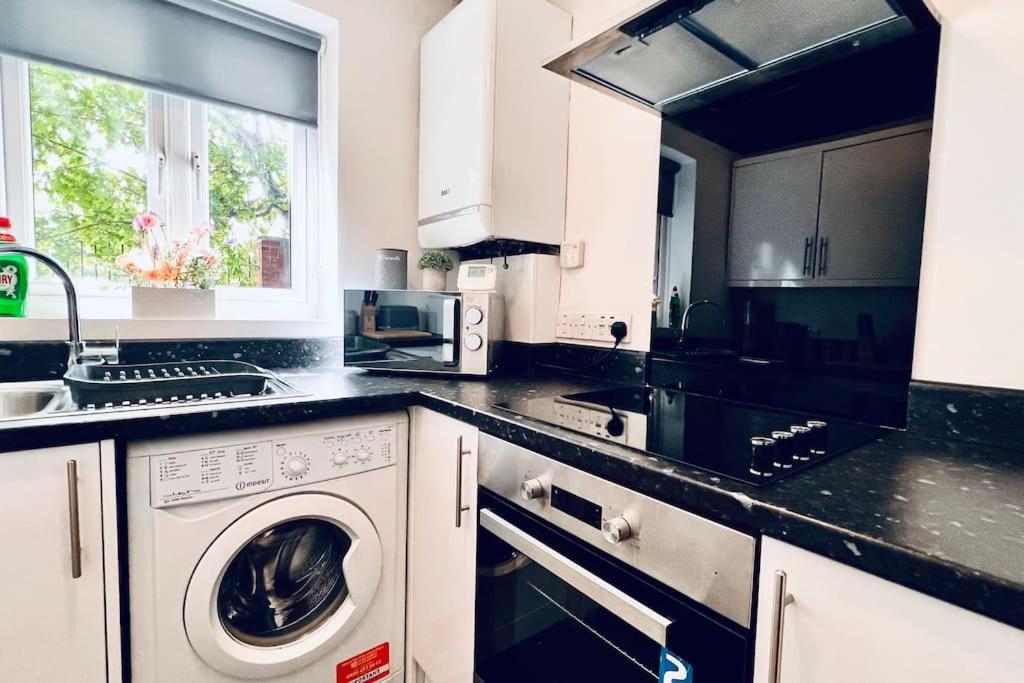 Urban Bliss Stylish Townhouse With Free Parking For A Convenient City Stay Λίβερπουλ Εξωτερικό φωτογραφία