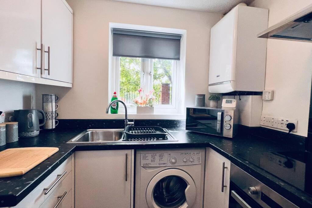 Urban Bliss Stylish Townhouse With Free Parking For A Convenient City Stay Λίβερπουλ Εξωτερικό φωτογραφία