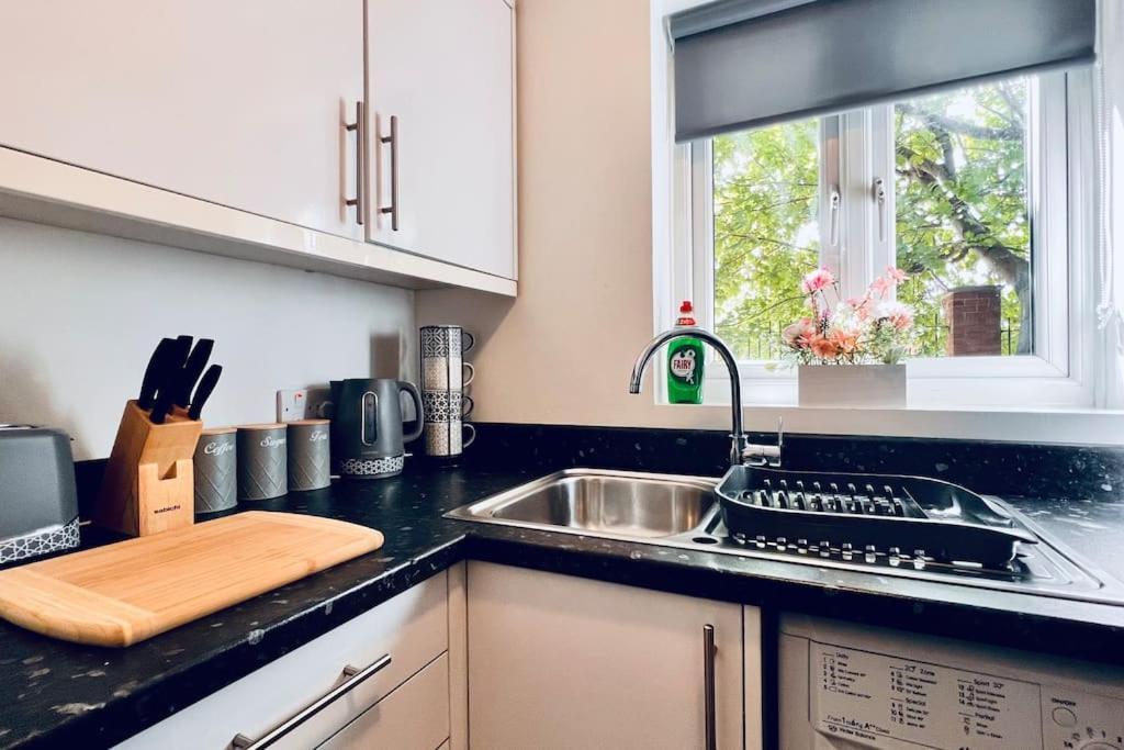 Urban Bliss Stylish Townhouse With Free Parking For A Convenient City Stay Λίβερπουλ Εξωτερικό φωτογραφία